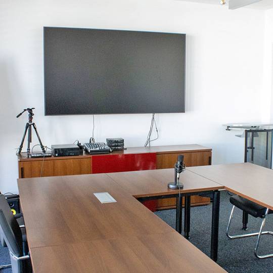 Unser Konferenzraum mit Studio- und Funkmikrofonen und Digitalkameras, u.a. für die Aufzeichnung von Webinaren