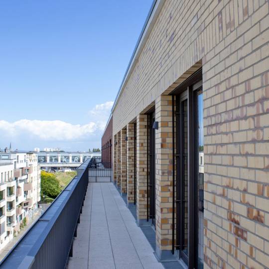 Der Blick auf den Bahnhof Ostkreuz von unserer Dachterrasse