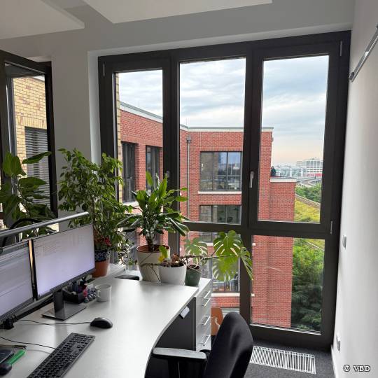 Ein Arbeitsplatz in einem Teambüro