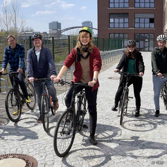 Die Büros sind zentral gelegen, man erreicht sie gut mit den Öffentlichen oder mit dem Fahrrad.