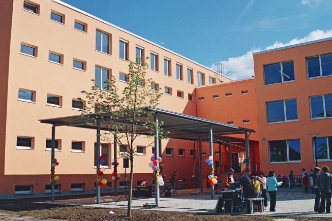 Die sanierte Grundschule am Tag der Wiedereröffnung (Bild: Stadt Eisenach)