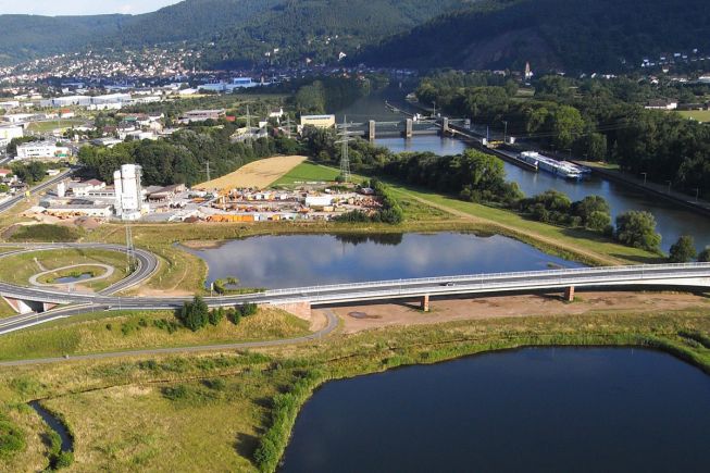 Die 357 Meter lange Mainbrücke ist Teil der neuen Ortsumfahrung (Bild: Reinhard Mederer/ www.rmwerbefotografie.de).