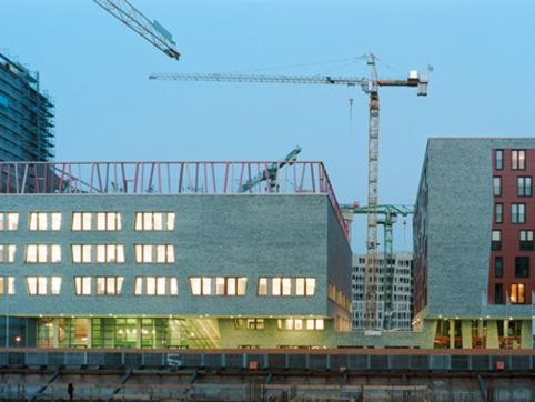 Einzigartig, ein Grundschul-Neubau mit Pausenhof auf dem Dach mitten in der Hafencity Hamburg.