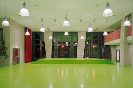 Innenansicht des Foyers der Grundschule.
