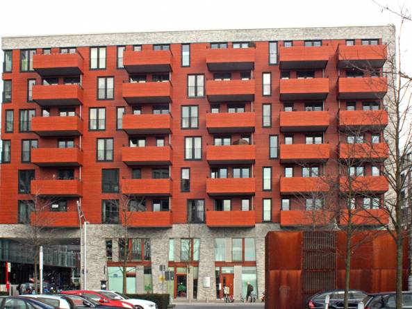Der imposante Gebäudekomplex bietet neben einer Schule, auch Platz für Arbeitsplätzen im Büro- und Dienstleistungsbereich sowie Wohnungen für ca. 14.000 Menschen.