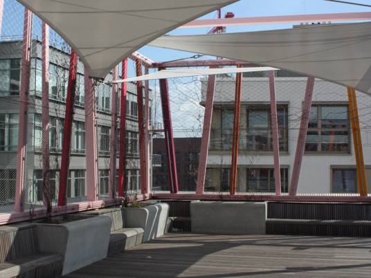 Der neue hochgelegene Pausenhof der Katharinenschule in der HafenCity