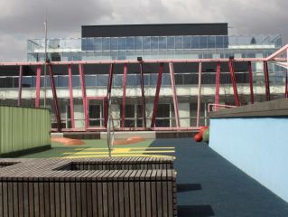 Der neue hochgelegene Pausenhof der Katharinenschule in der HafenCity