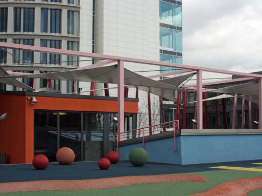Der neue hochgelegene Pausenhof der Katharinenschule in der HafenCity