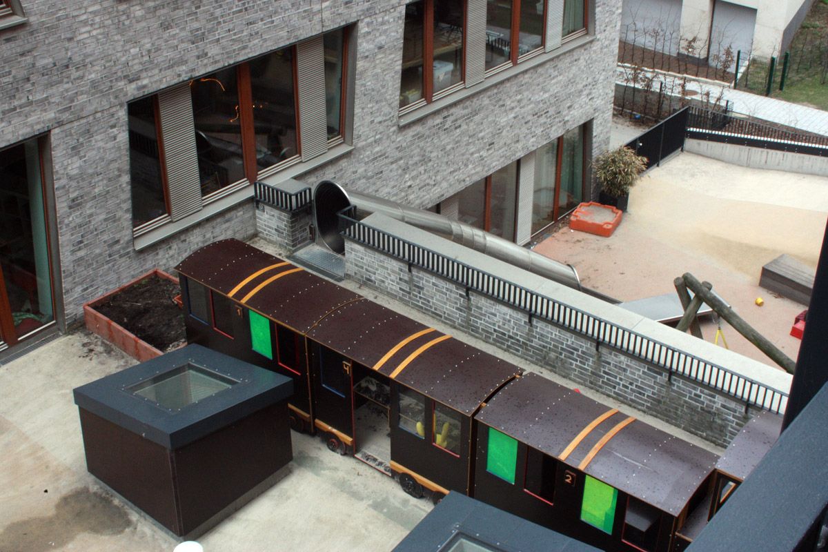 Ein Blick auf die Kita mit den neuen Außenbereichen, die sich auf den 5.888 m² großen Arial sich befindet.