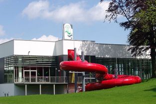 Schwimmhalle des „Sportzentrums am Taurastein“