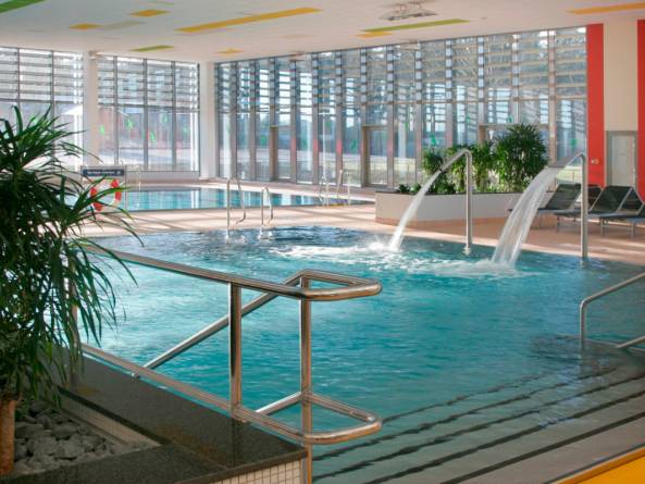 Das Schwimmbad mit Schwimm-, Nichtschwimmer- und Planschbecken