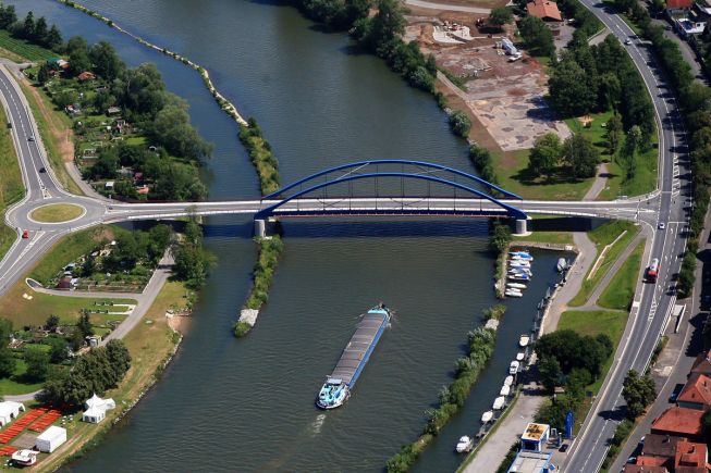 Neben dem Straßenverkehr verbessert die neue Brücke auch die Leistungsfähigkeit der Wasserstraße (Großes Bild: Staatliches Bauamt Würzburg; weitere Bilder: VBD).
