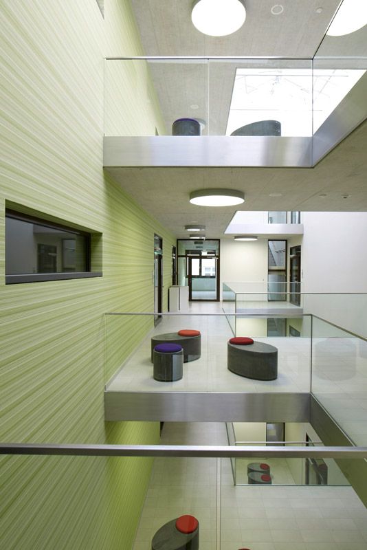 Die offenen Decken sorgen für attraktive, gute belichtete Flure und schafft Blickverbindungen über alle Etagen (für Panoramaaufnahme auf das Foto klicken, Bild: VBD).