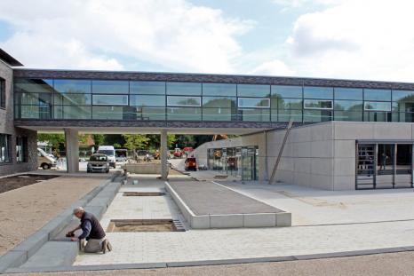 Das neu errichtete Schulzentrum in Walsrode kurz vor der Übergabe und Eröffnung. Die letzten Arbeiten an den Außenanlagen werden vorgenommen (Bilder: Heidekreis).