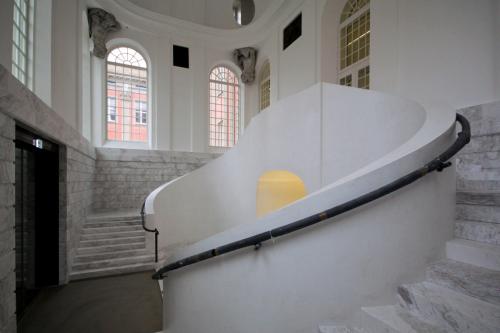 Das historische Treppenhaus bildet den Haupteingang ins Gebäude.