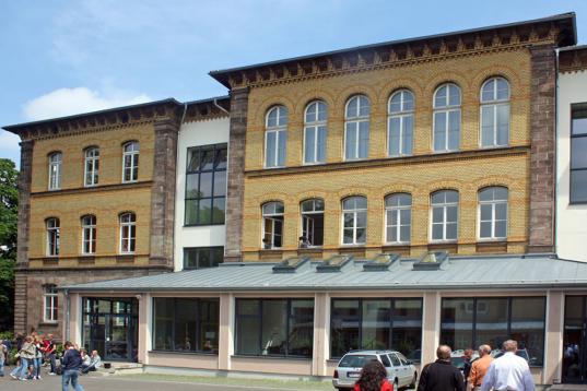 Das Bestandsgebäude wurde im Rahmen des ÖPP-Projektes saniert (Bilder: BAM Deutschland AG)