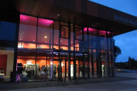 Das Bürgerhaus am Abend der feierlichen Eröffnung (Bild: VBD)
