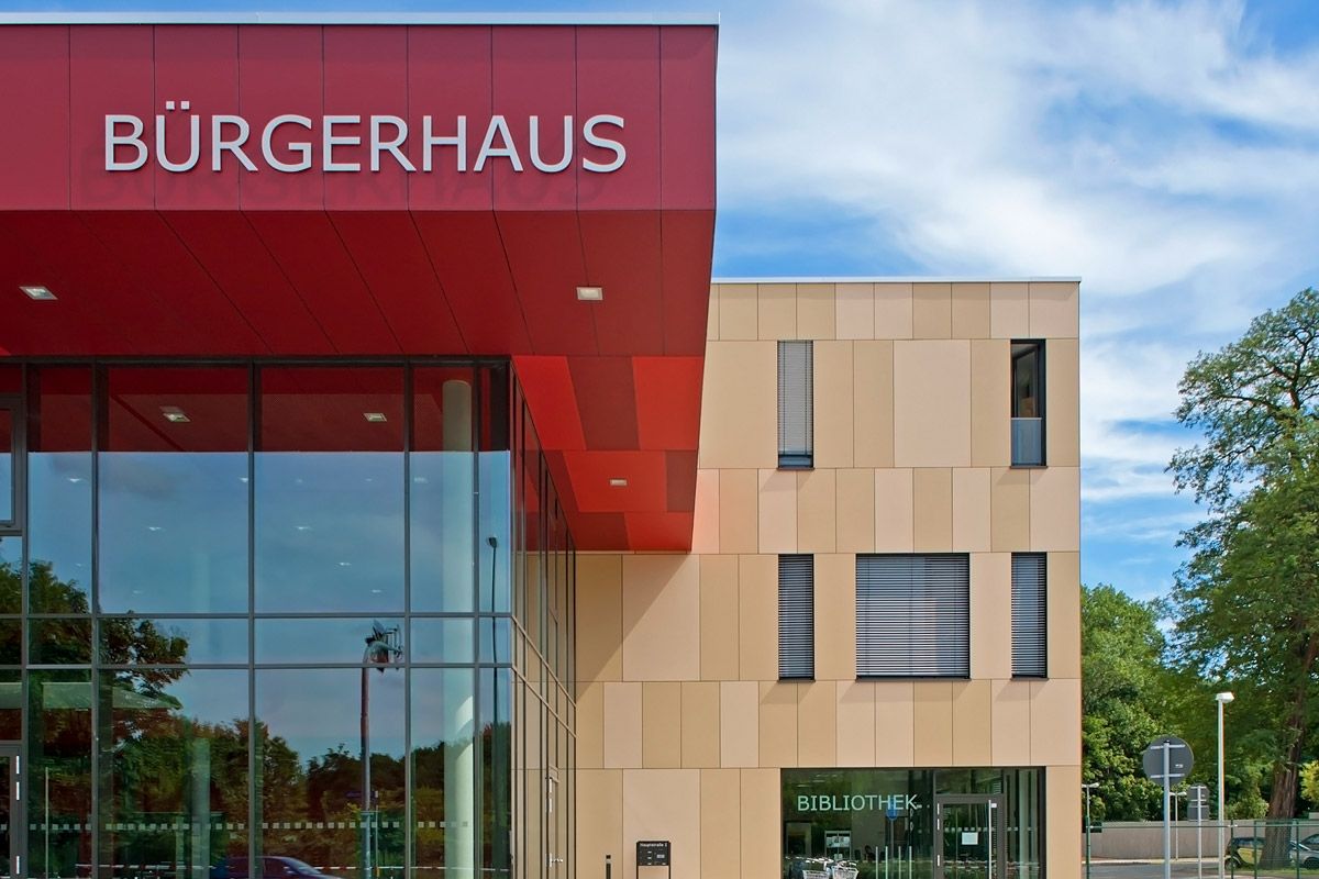 Das neue multifunktionale Bürgerhaus mit Bibliothek, Bürgersaal, Restaurant und Bohlebahn (Fotografie: “Michael Miltzow, Weimar“)