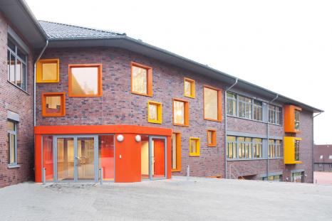 Der farbenfrohe Eingang des neuen Gebäudes führt in die helle Pausenhalle. (alle Bilder: Frank Aussieker Architekturfotografie)