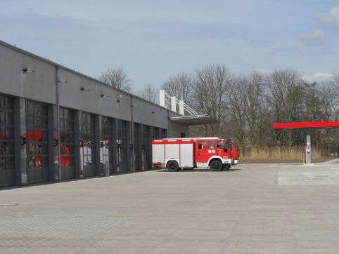 Die neue Fahrzeughalle mit angeschlossenen Werkstätten für alle Einsatzfahrzeuge.