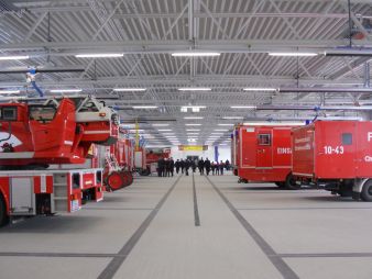 Die neue Fahrzeughalle mit angeschlossenen Werkstätten für alle Einsatzfahrzeuge.