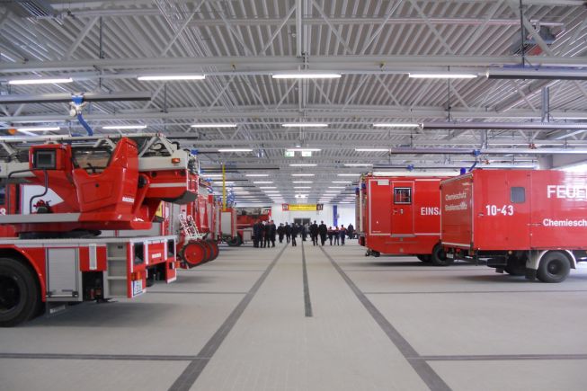Die neue Fahrzeughalle mit angeschlossenen Werkstätten für alle Einsatzfahrzeuge (Bilder: Holzmann/VBD).