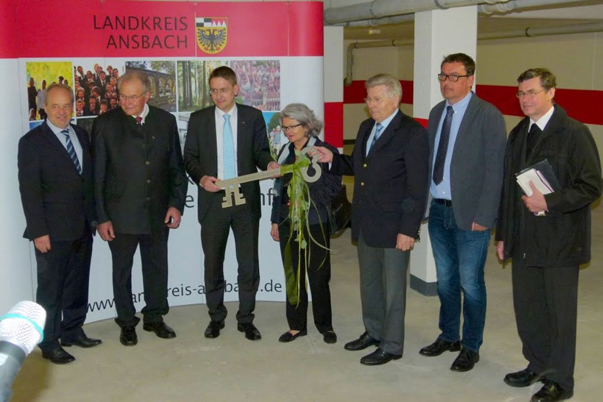 Symbolische Schlüsselübergabe: wegen des wechselhaften Wetters fand die Feier kurzfristig in der Tiefgarage statt Symbolische Schlüsselübergabe: wegen des wechselhaften Wetters fand die Feier kurzfristig in der Tiefgarage statt