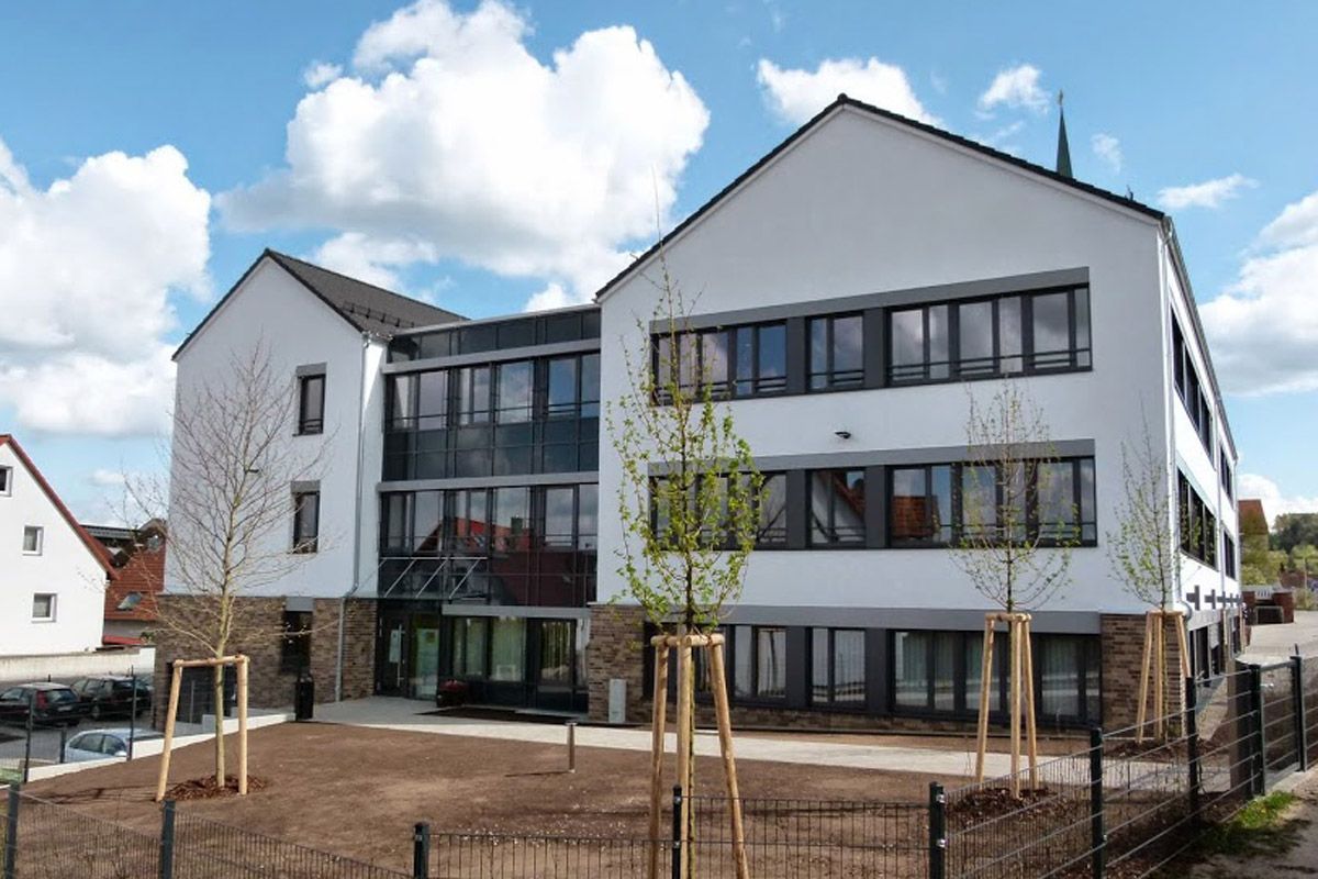 Rückseite: hinter dem Verbindungstrakt findet sich der Innenhof Rückseite: hinter dem Verbindungstrakt findet sich der Innenhof