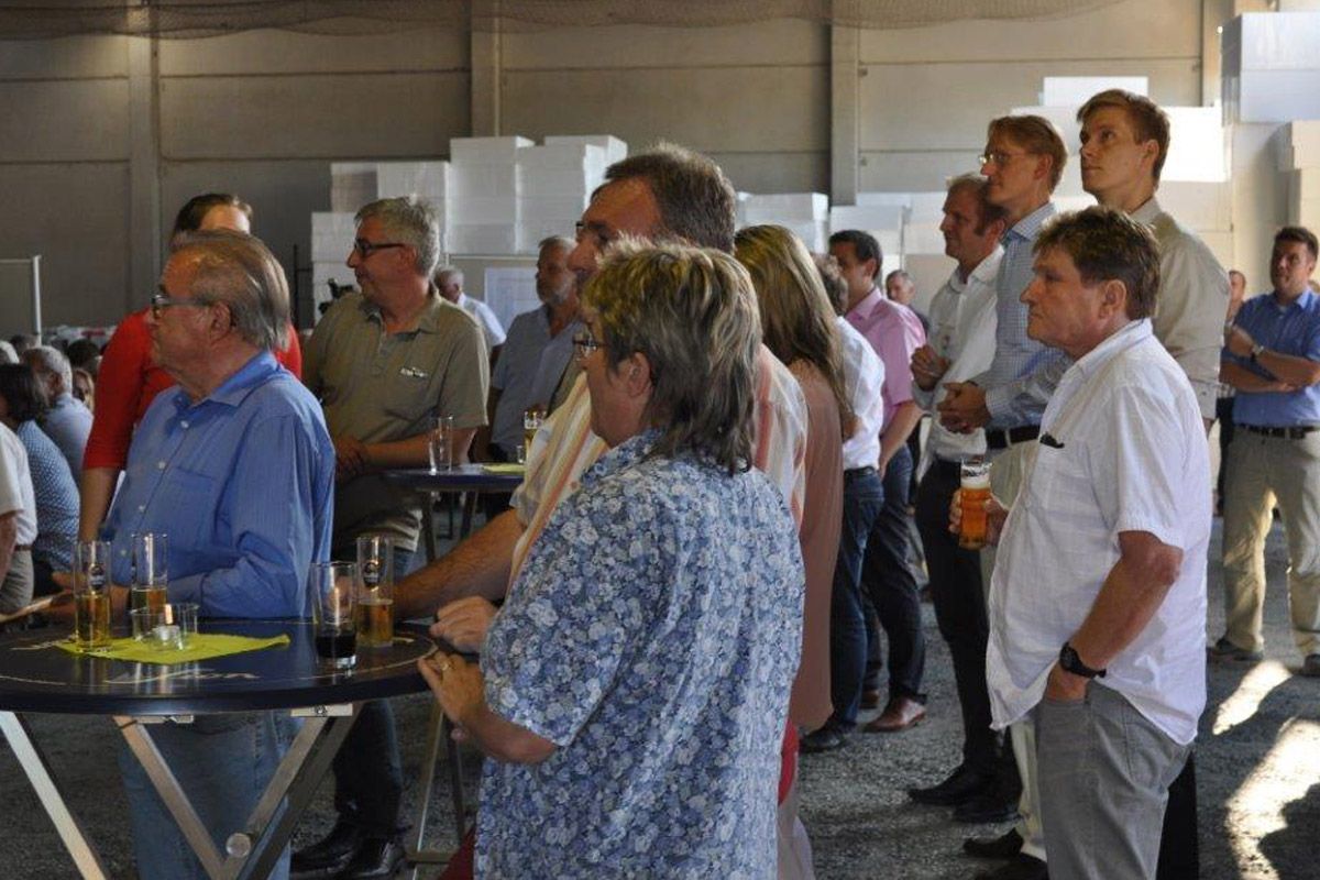 Nach den Grußworten stärkten sich die zahlreich erschienenen Gäste bei gegrillten Würstchen und kalten Getränken (alle Bilder: Stadt Meckenheim).