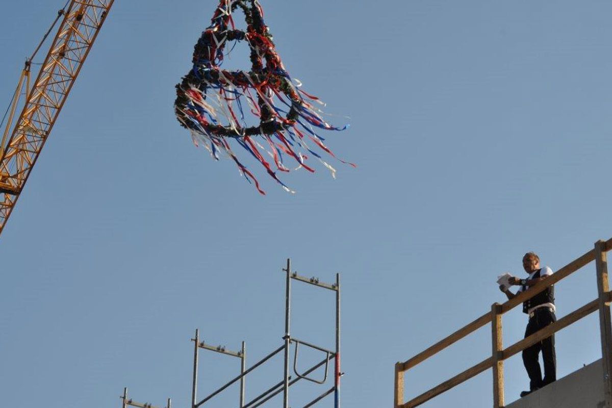 Zimmerermeister Bernd Wittstock hält den Richtspruch auf dem Dach der Jungholzhalle.