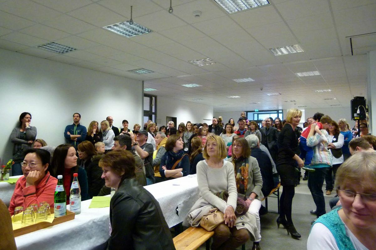 Großer Andrang: die Verbindung von Mehrzweckraum und Eingangsbereich dank mobiler Trennwand schuf Platz für Gäste. Großer Andrang: die Verbindung von Mehrzweckraum und Eingangsbereich dank mobiler Trennwand schuf Platz für Gäste.