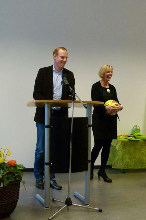 Bauleiter Tim Schneider bereitete Kita-Leiterin Yvonne Pehle-Isler mit dem Fußball-Geschenk sichtlich eine Freude.