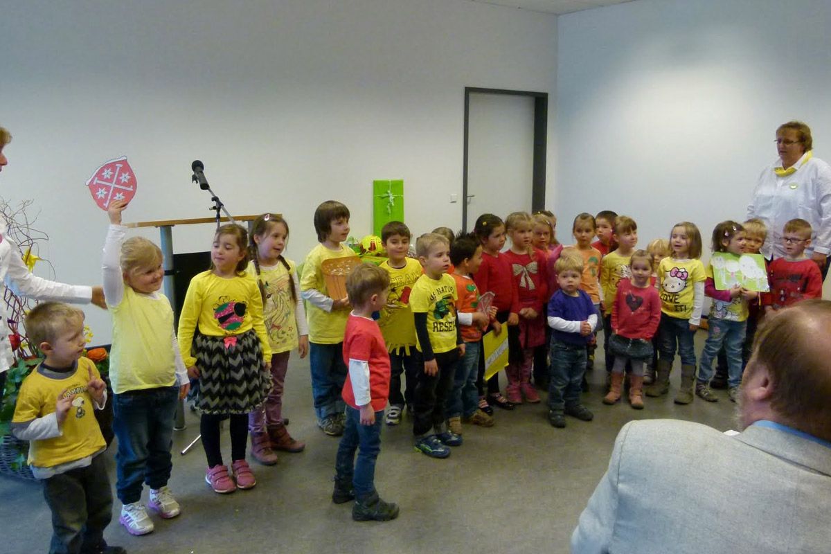 Stolz singen die neuen „Hausherren“ ihr selbstkomponiertes Lied „Wir sind die Kinder der Kita am Mühlbach“