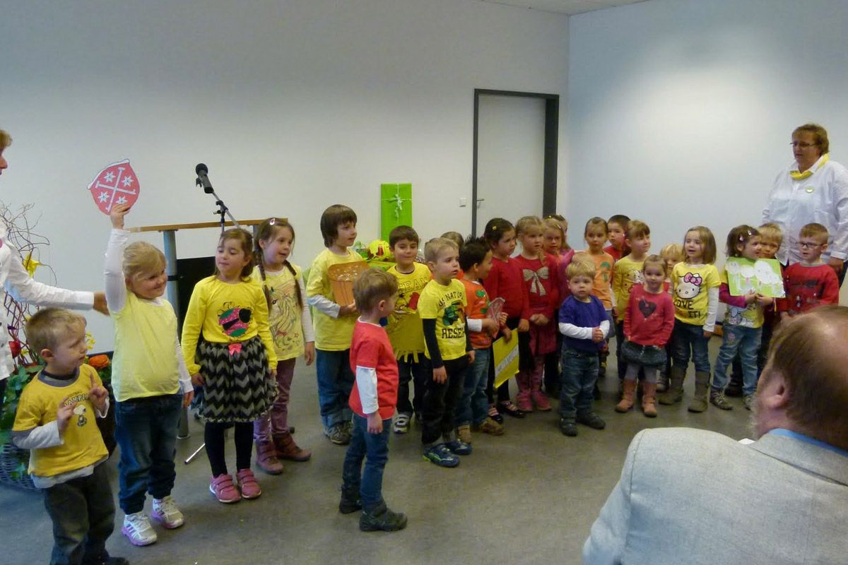 Stolz singen die neuen „Hausherren“ ihr selbstkomponiertes Lied „Wir sind die Kinder der Kita am Mühlbach“ Stolz singen die neuen „Hausherren“ ihr selbstkomponiertes Lied „Wir sind die Kinder der Kita am Mühlbach“