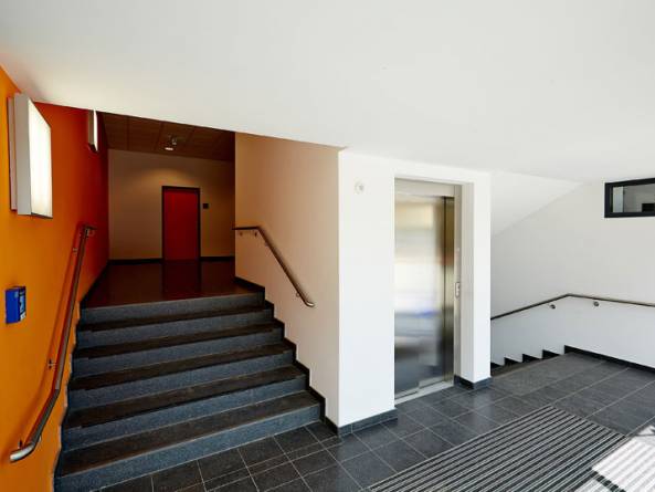 Blick in das Treppenhaus im Bauteil B
