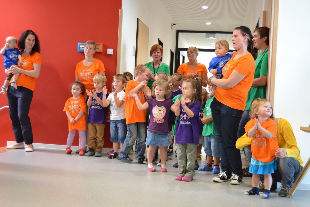 Kleine Helden feiern die Eröffnung ihrer Kita Kleine Helden feiern die Eröffnung ihrer Kita