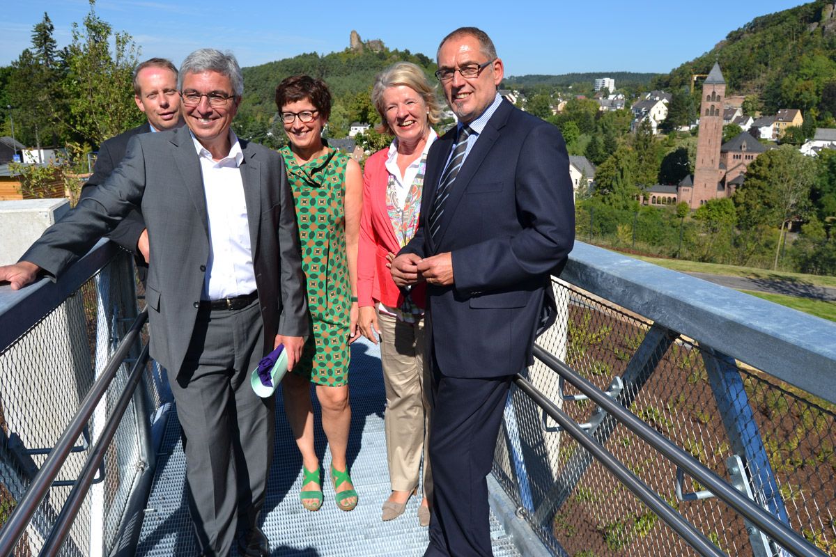 Innenminister Lewentz (2.v.l.) freut sich mit Vertretern aus Gerolstein über die gelungene Realisierung. Innenminister Lewentz (2.v.l.) freut sich mit Vertretern aus Gerolstein über die gelungene Realisierung.