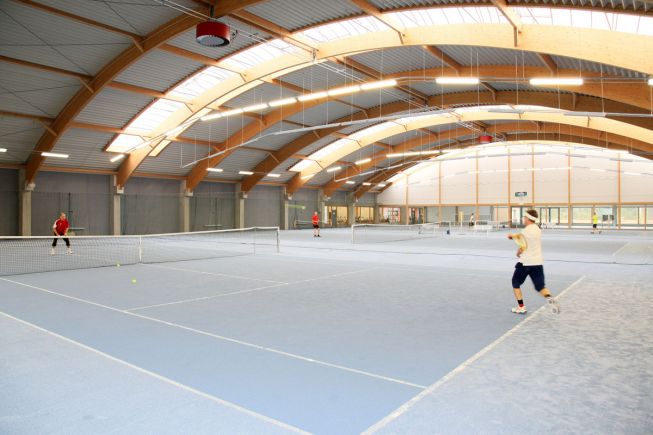 Die Tennishalle wird vom neu gefundenen Investor ohne Zuschüsse weiterbetrieben (Bilder: TKS Lübben GmbH).