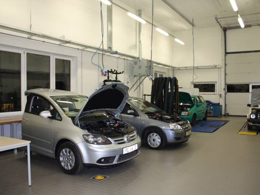 In den neuen Kfz-Werkstätten ist deutlich mehr Platz für moderne Lehrausstattung.