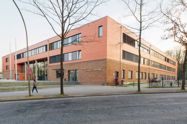 Der Neubau der Berufsbildenden Schulen in Pinneberg von der Seite des Haupteingangs.