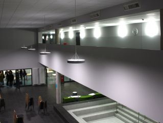 Das Foyer bildet als zweigeschossiger Raum über alle Ebenen das Herzstück des Gebäudes und beherbergt alle Kommunikationsflächen