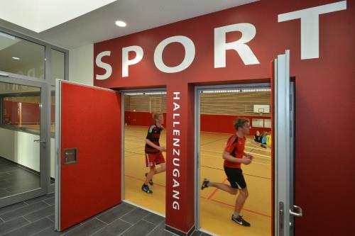 Doppelter Zugang: die spätere Teilung der Halle durch einen Trennvorhang ist optional möglich.