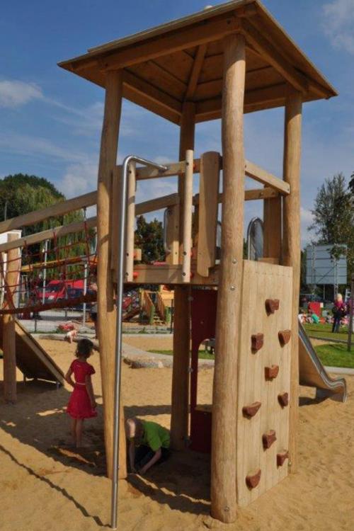 Im Außengelände warten viele Spielgeräte darauf von den Kindern entdeckt zu werden.