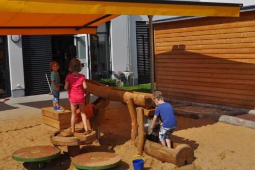 Die Wasserpumpe war bei den sommerlichen Temperaturen ein beliebter Aufenthaltsort der Kinder.
