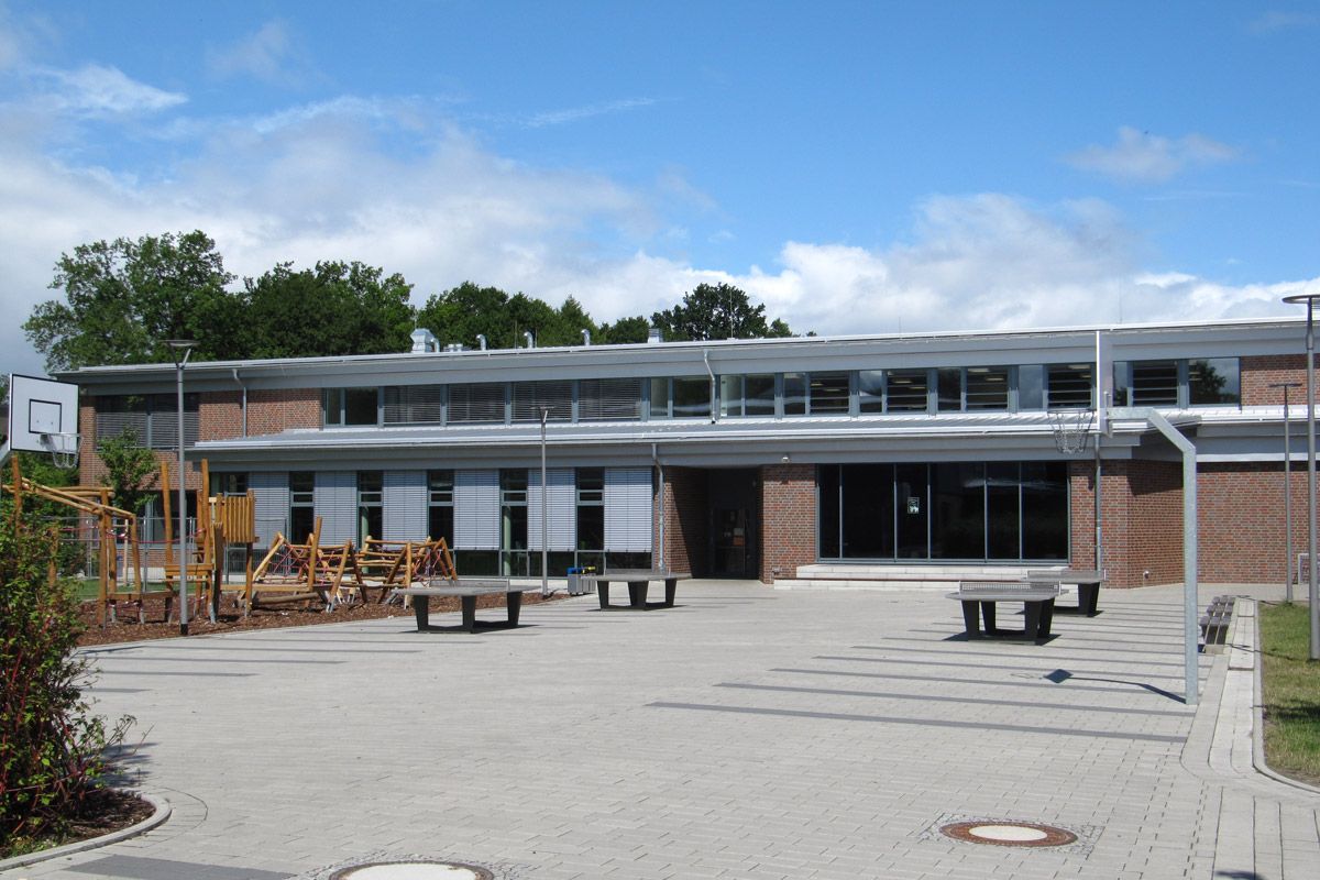 Das neue Hauptgebäude umfasst Mensa, Aula und Fachunterrichtsräume.