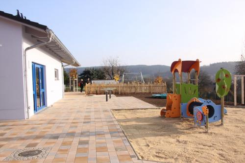 Auf dem 3.000 m² großen Grundstück ist auch in den Außenbereichen viel Platz.