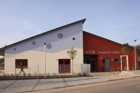 Neben 4 Gruppenräumen mit jeweils eigenem Bad gibt es auch einen großen Mehrzweckraum und einen Schlafraum für die Kleinen (alle Bilder: Kossel und Partner Architekten und Ingenieure).