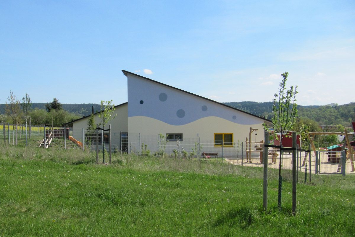 Die neu Kindertagesstätte liegt landschaftlich schön am Ortsrand von Stadtilm.