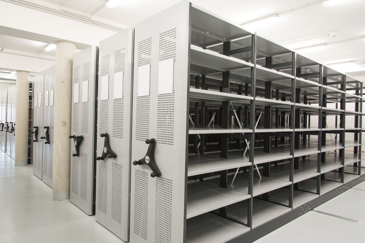 Diese Aufnahme entstand kurz nach Fertigstellung - mittlerweile füllen sich die Rollregal im klimatisierten Magazin. (Bild: H.F. Wiebe GmbH & Co. KG) Diese Aufnahme entstand kurz nach Fertigstellung - mittlerweile füllen sich die Rollregal im klimatisierten Magazin. (Bild: H.F. Wiebe GmbH & Co. KG)