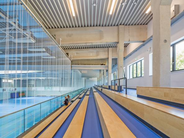 Große Zuschauertribüne in der neuen Vierfeld-Sporthalle im Landkreis Heidekreis